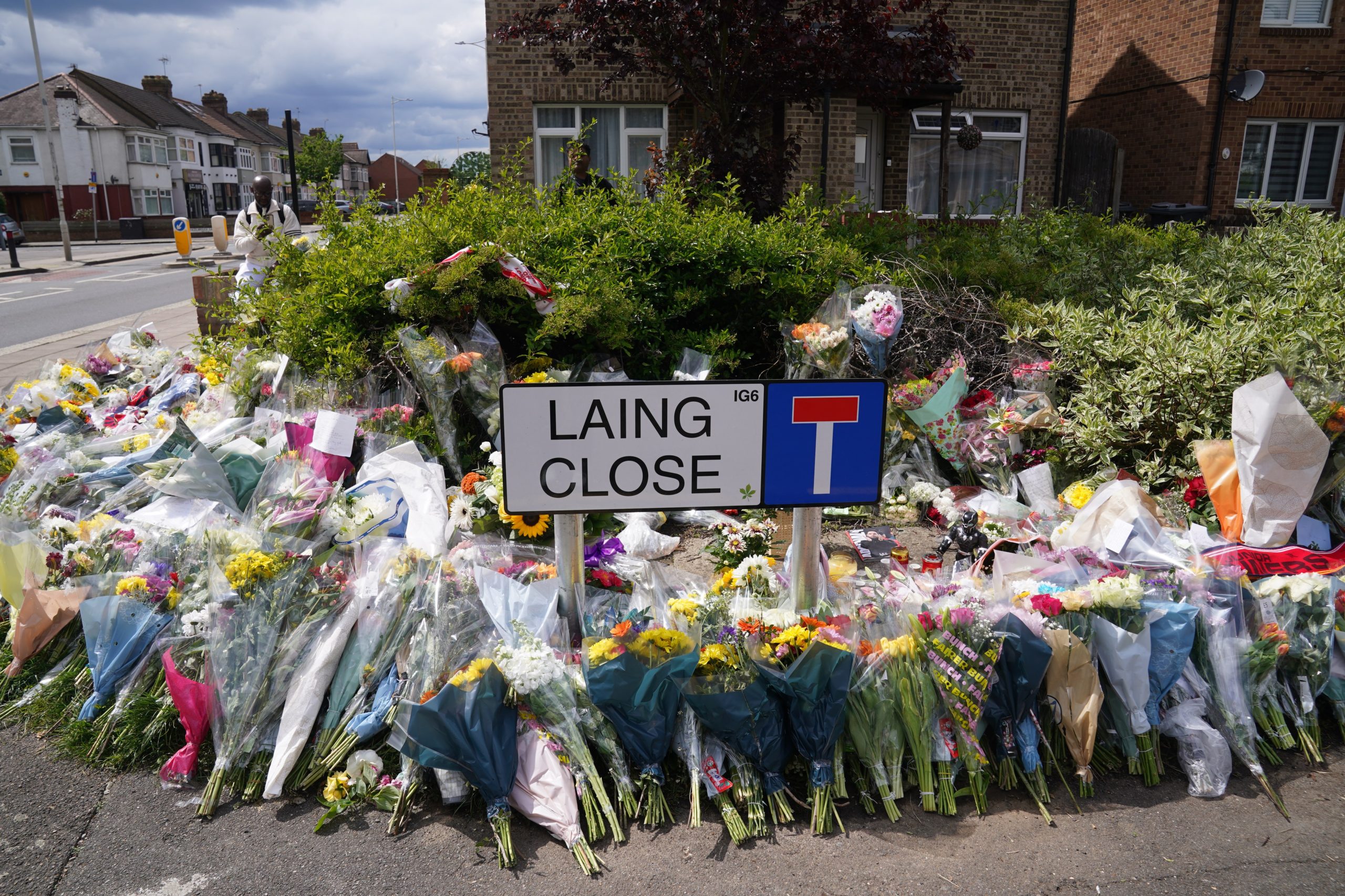 Homenajes florales acumulados cerca de la escena en Hainault