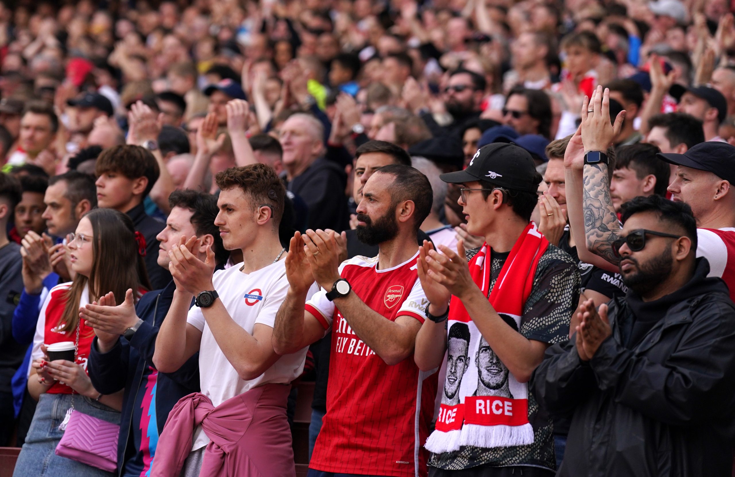 Los aficionados del Arsenal aplaudieron en el minuto 14 en memoria de Daniel, de 14 años